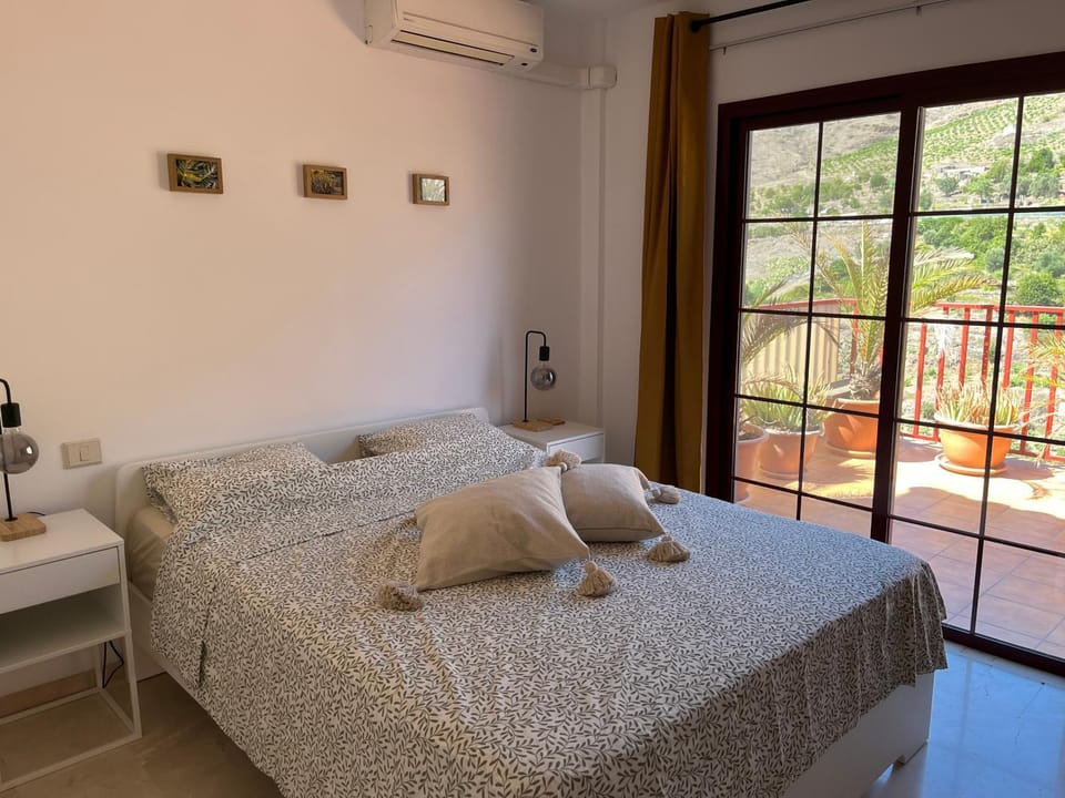 Bed, Photo of the whole room, Bedroom, air conditioner