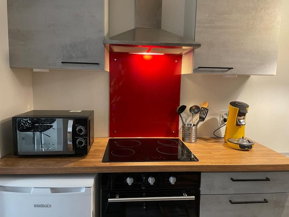 Coffee/tea facilities, Kitchen or kitchenette, stove, toaster