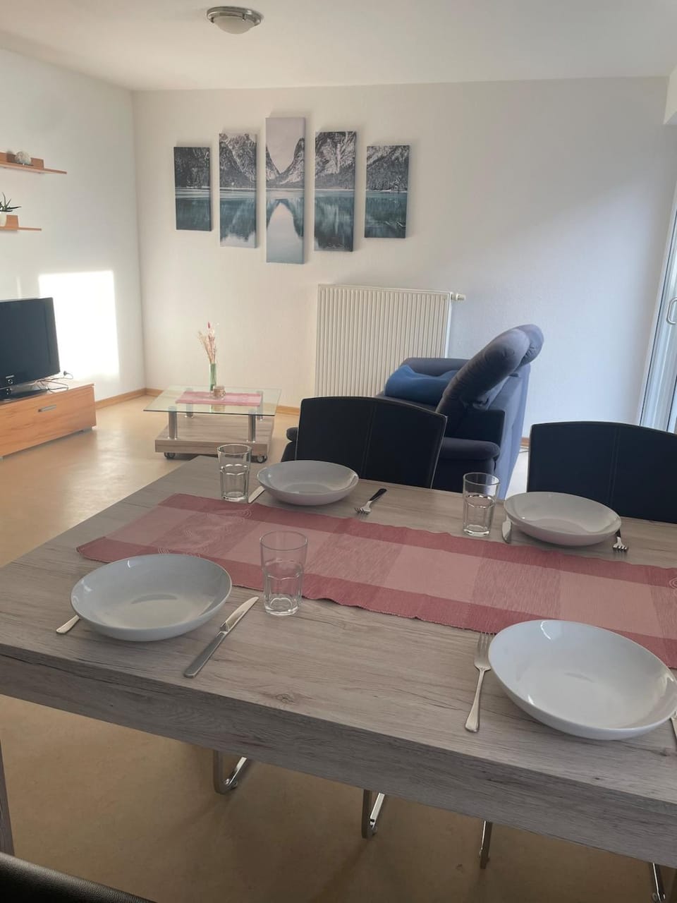 TV and multimedia, Living room, Seating area, Dining area