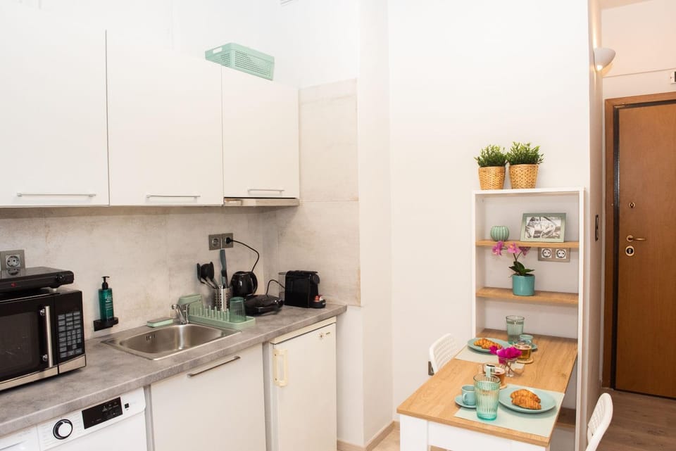 Coffee/tea facilities, Dining area, oven, stove, toaster