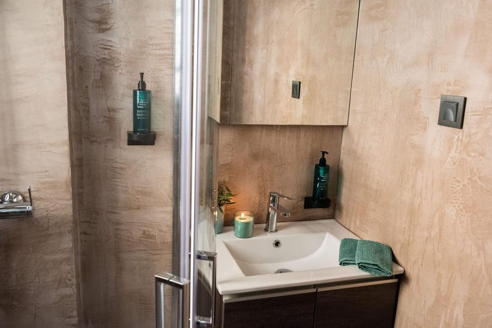 Shower, Bathroom, towels