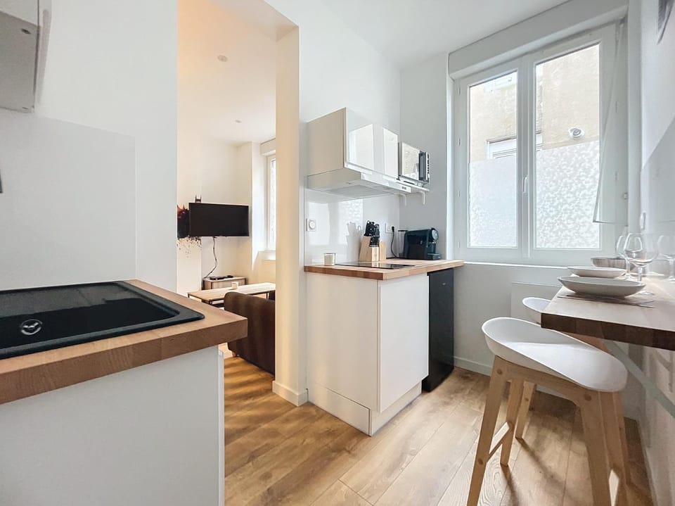 Kitchen or kitchenette, Dining area, oven, stove