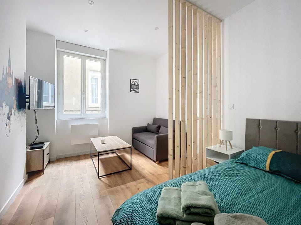 Bed, TV and multimedia, Living room