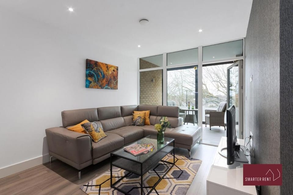 Two Bed Flat - Isleworth Apartment in Isleworth