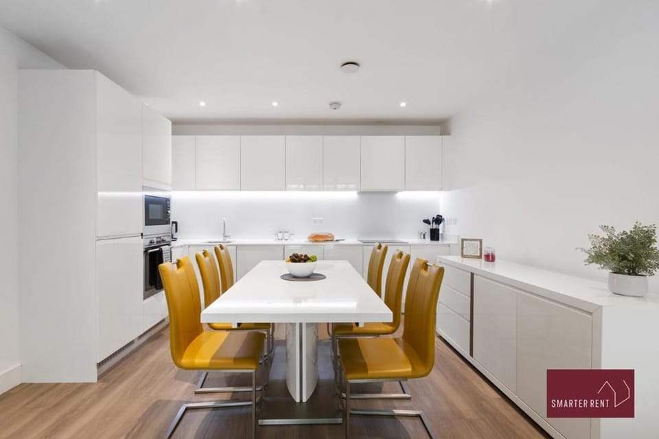 Two Bed Flat - Isleworth Apartment in Isleworth