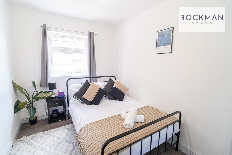 Twelve Cromwell House - Free Parking - 3 Bedrooms - Perfect for long term - by Rockman Residences Apartment in Grays