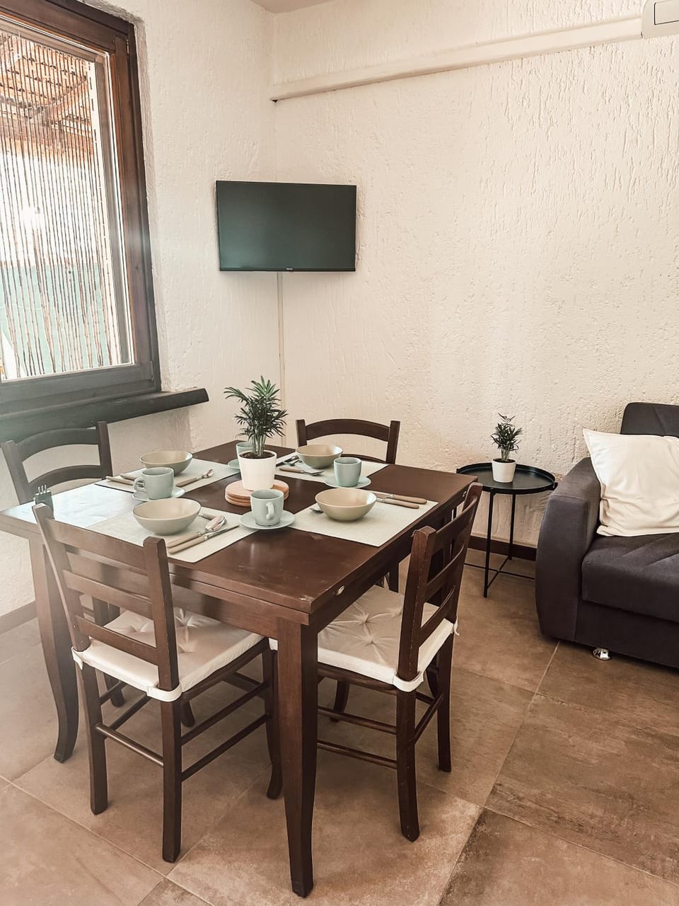 TV and multimedia, Living room, Seating area, Dining area