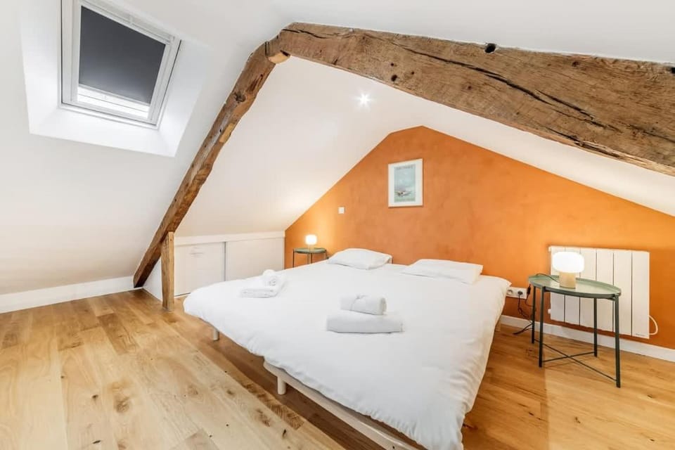 Bed, Photo of the whole room, Bedroom, towels