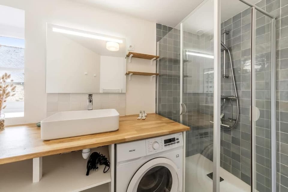 Shower, Bathroom, towels, washing machine