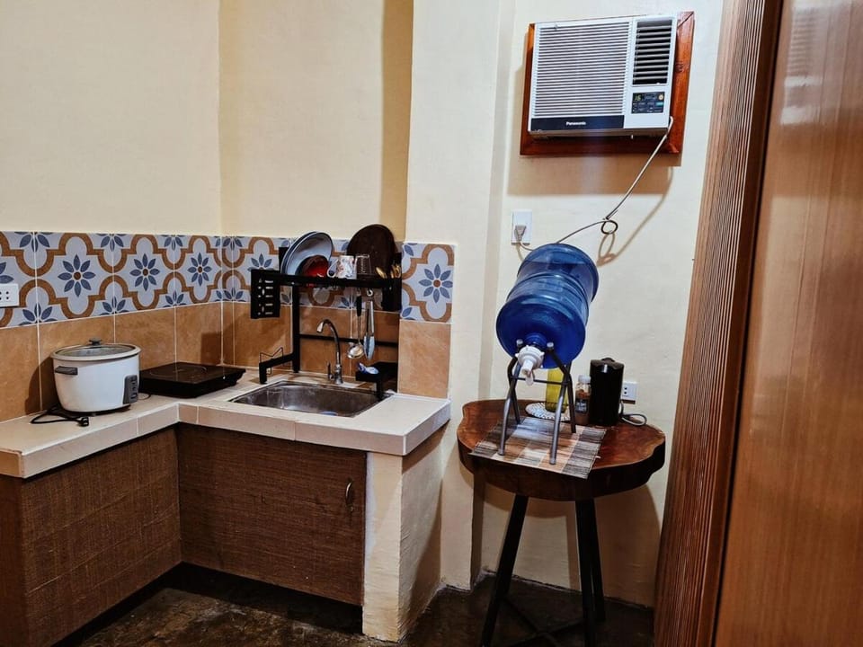 Coffee/tea facilities, Kitchen or kitchenette, stove
