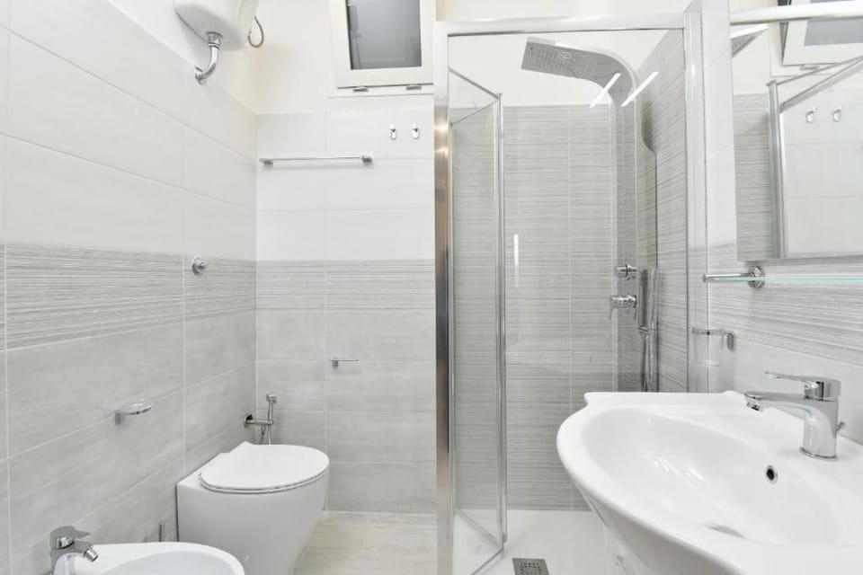 Shower, Toilet, Bathroom, bidet, towels