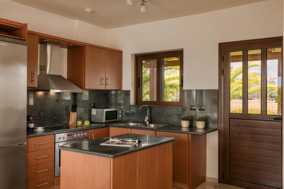 Coffee/tea facilities, dishwasher, microwave, oven, stove, toaster