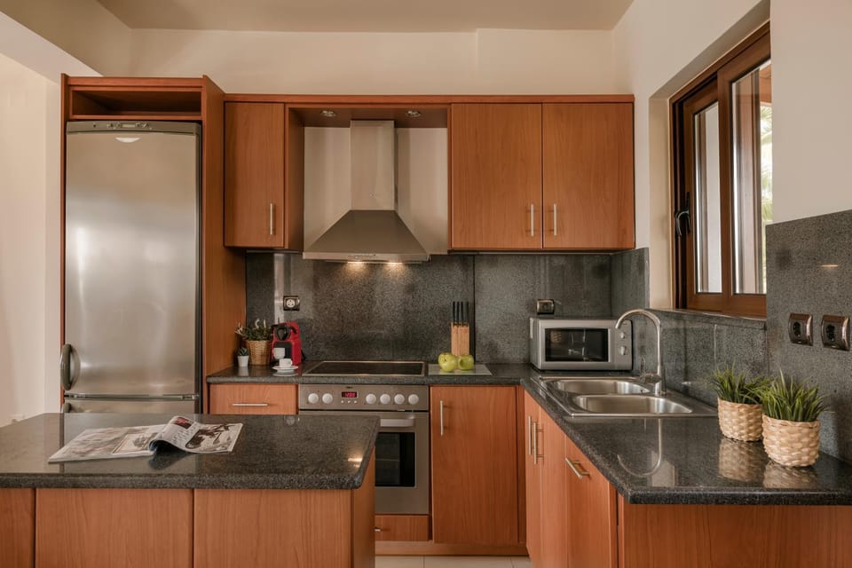 Coffee/tea facilities, dishwasher, microwave, oven, stove, toaster