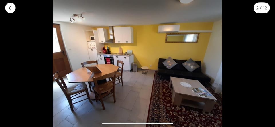 Kitchen or kitchenette, Seating area