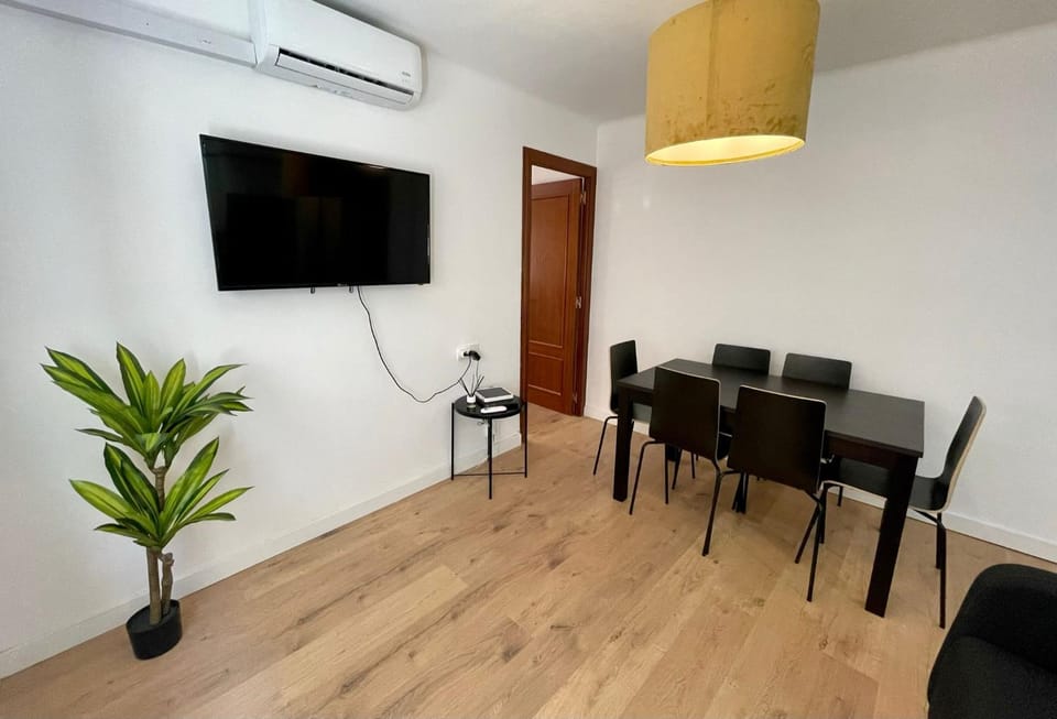 Communal lounge/ TV room, TV and multimedia, Living room, Seating area, Evening entertainment, air conditioner
