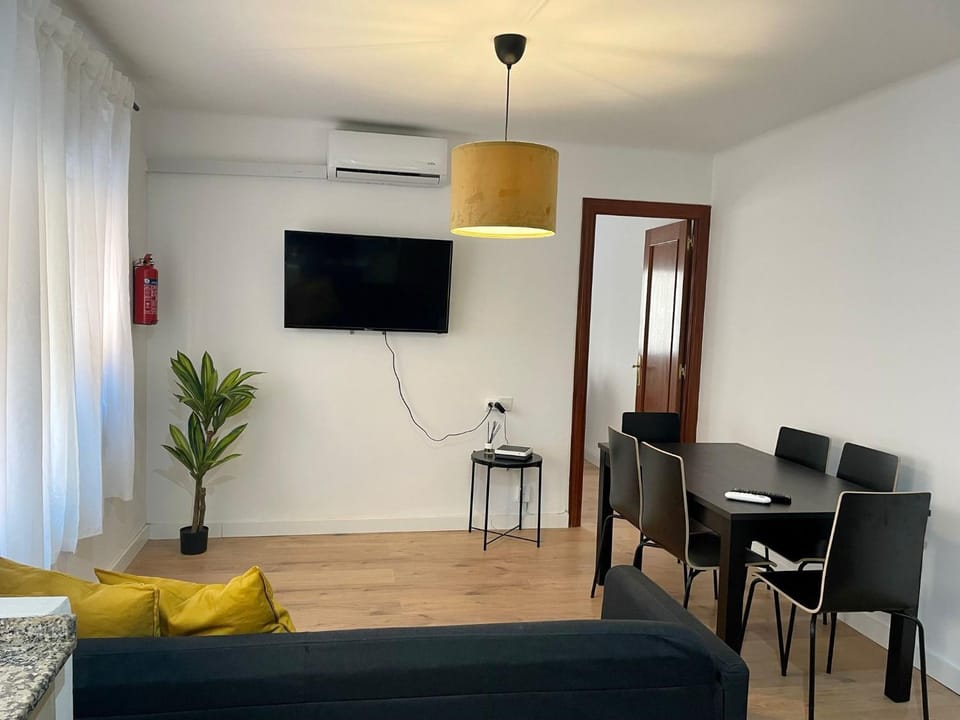 Communal lounge/ TV room, TV and multimedia, Living room, Seating area, Dining area, Evening entertainment, air conditioner
