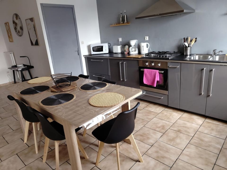 Coffee/tea facilities, dishwasher, microwave, oven, stove, toaster, kitchen
