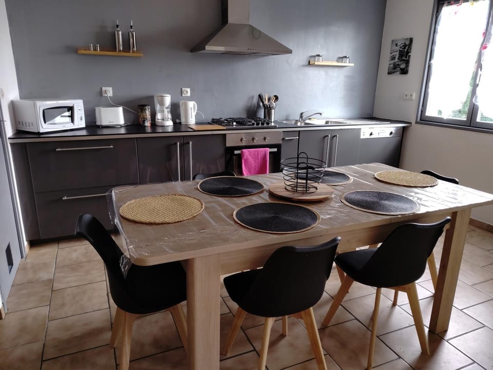 Coffee/tea facilities, microwave, oven, stove, toaster, kitchen