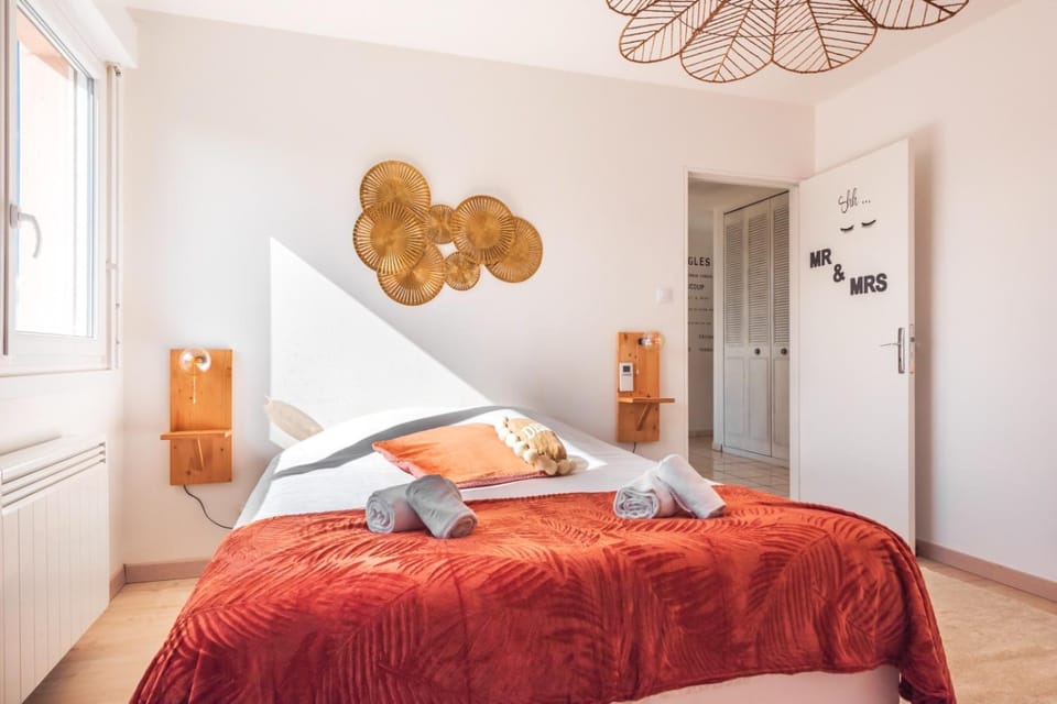 Bed, Photo of the whole room, Bedroom, towels