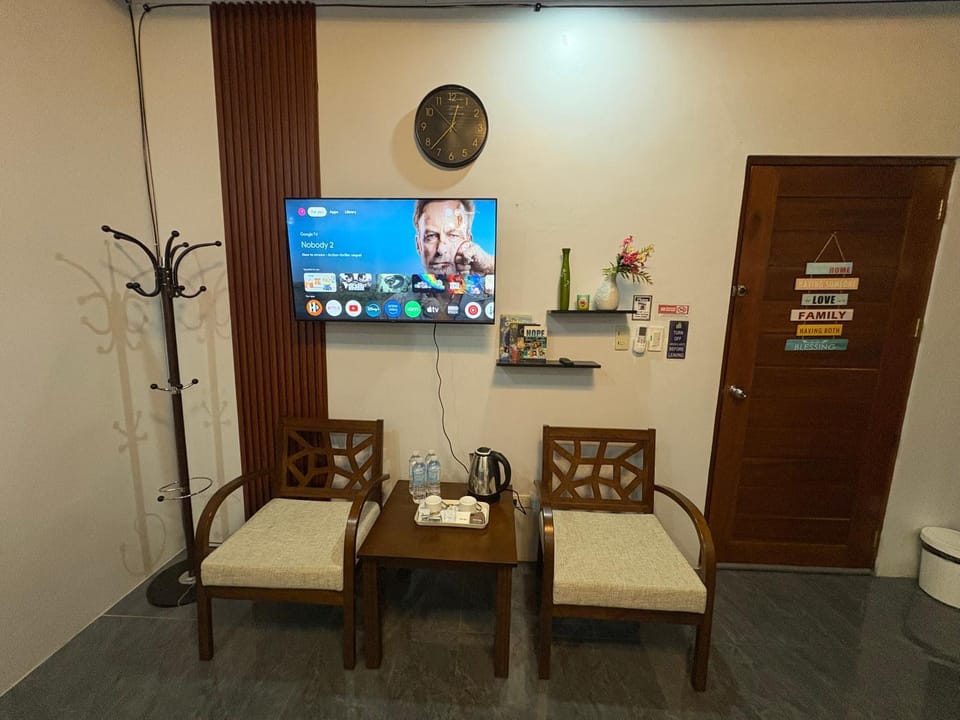 TV and multimedia, Coffee/tea facilities, Seating area, Bedroom