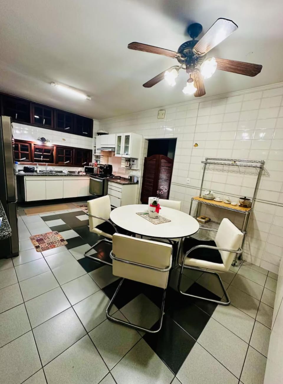 Kitchen or kitchenette, Dining area, stove