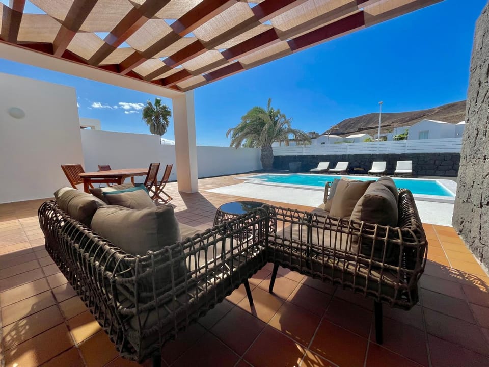 Balcony/Terrace, Area and facilities