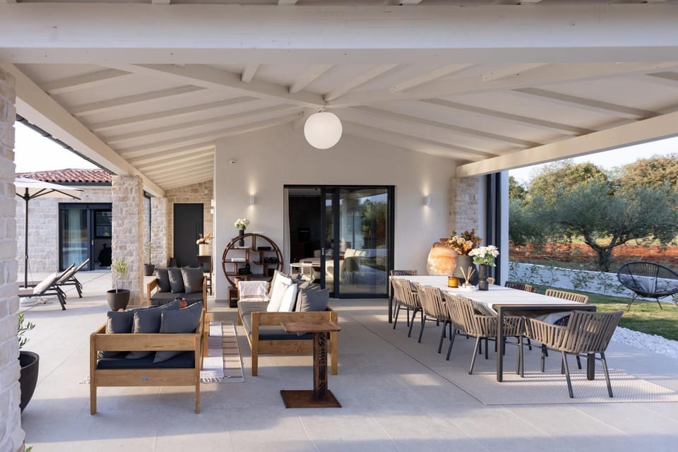 Patio, Day, Seating area, Dining area