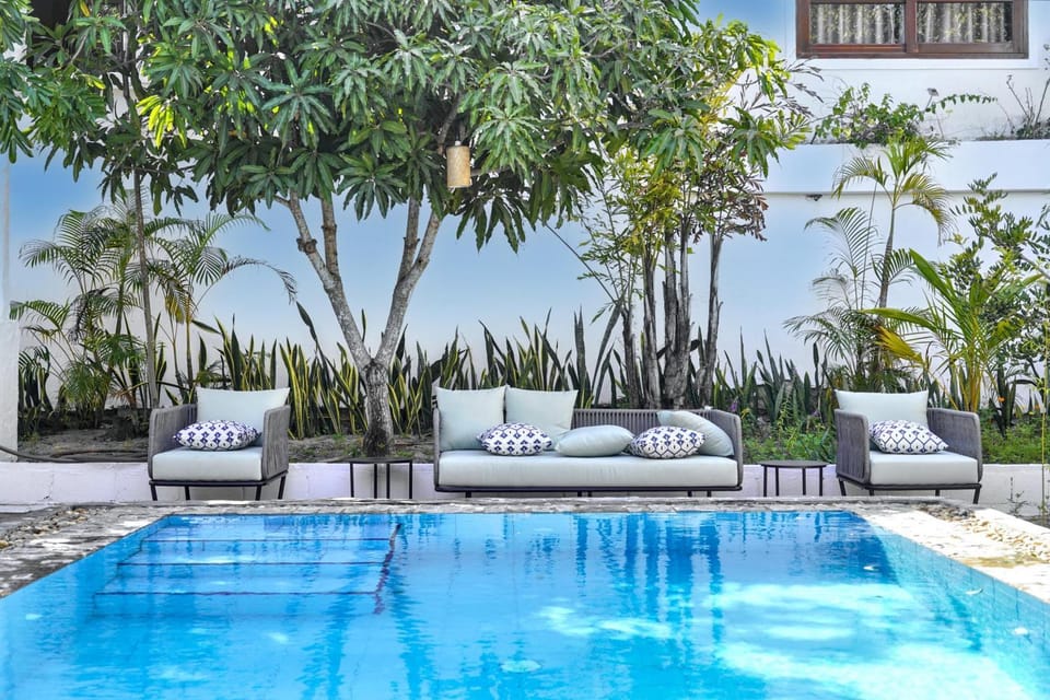 Patio, Spring, Day, Garden, Living room, Seating area, Garden view, Pool view, Swimming pool, sunbed