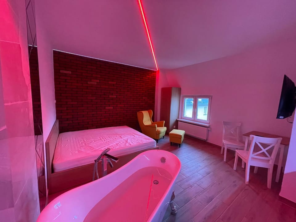 Bed, Hot Tub, TV and multimedia, Bath