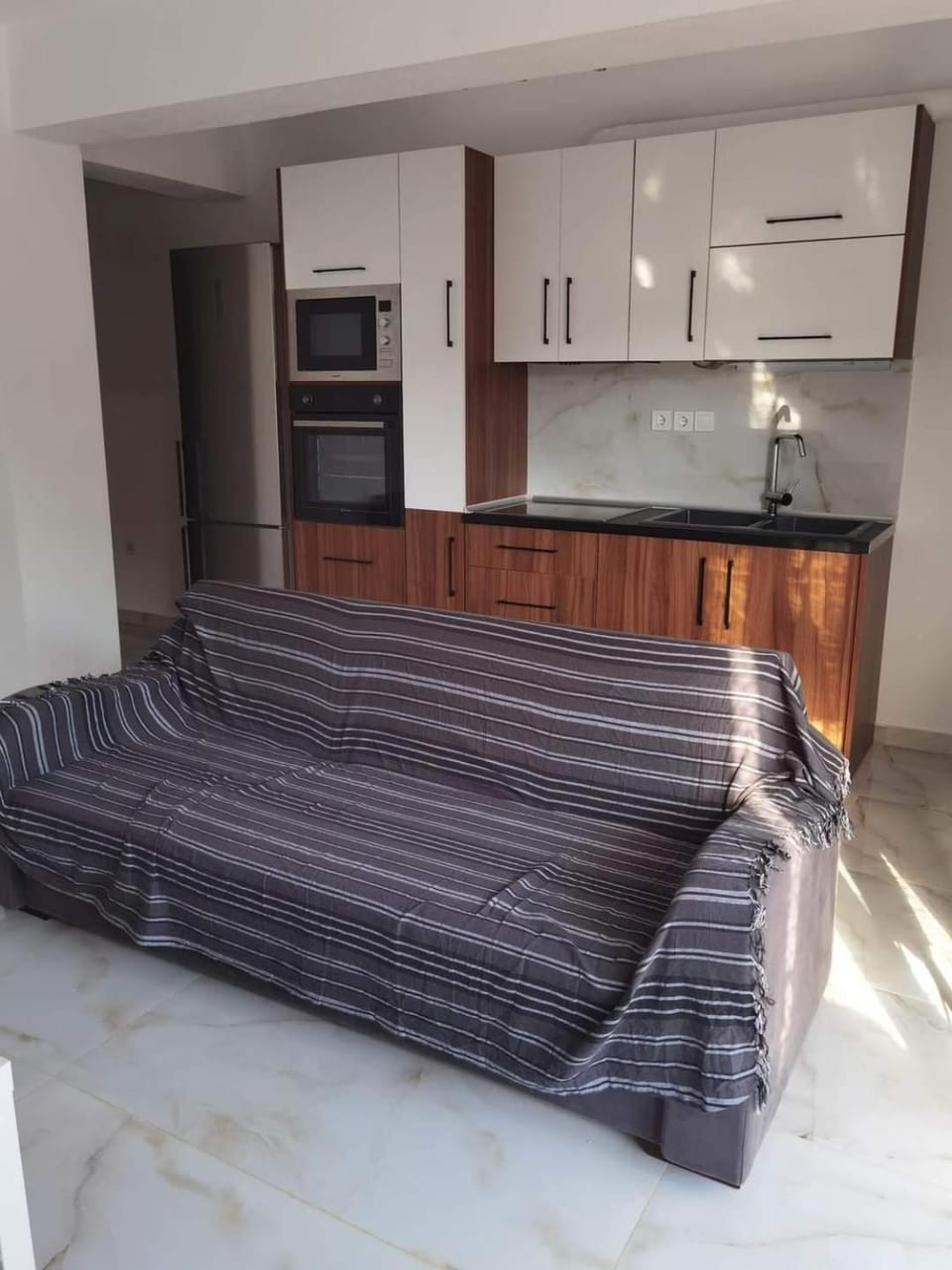 Kitchen or kitchenette, microwave, oven, stove