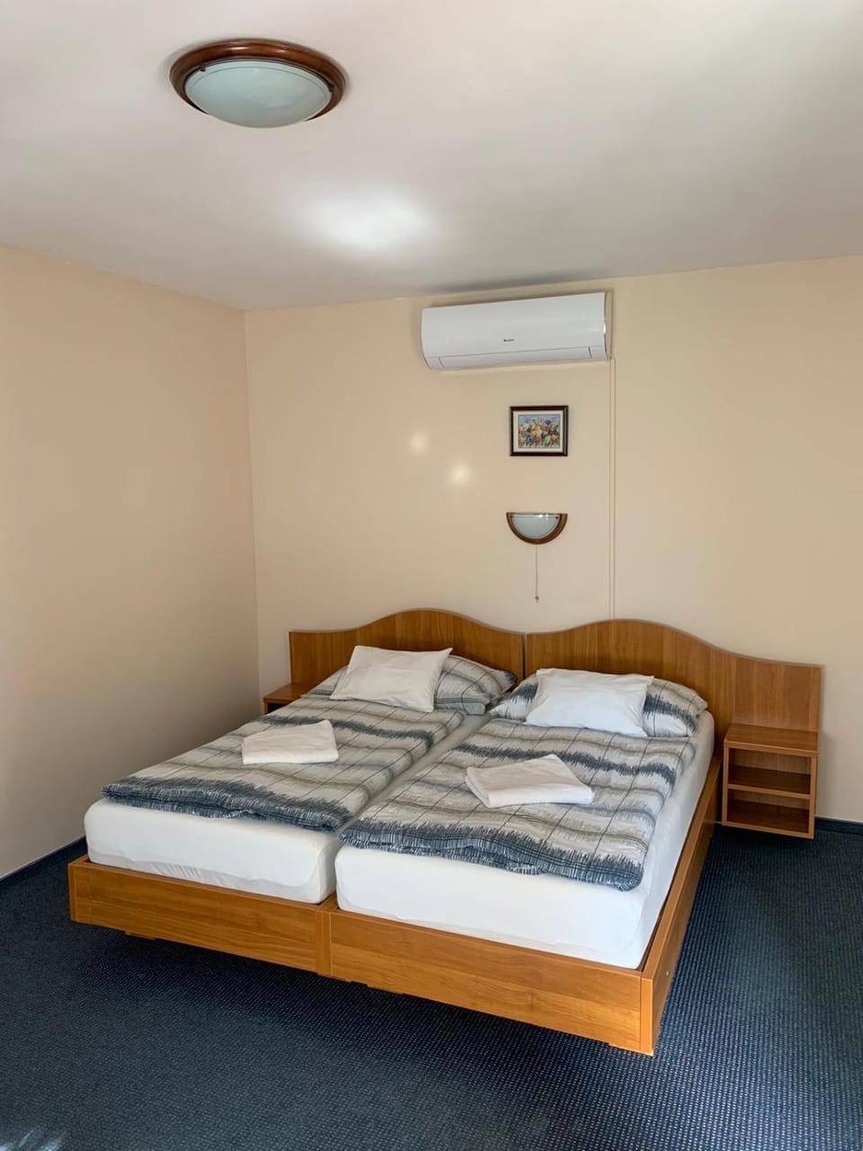 Bed, Bedroom, towels, air conditioner