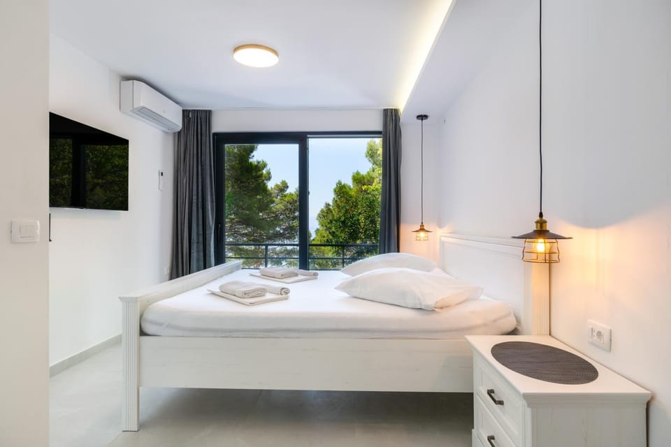 Bed, TV and multimedia, Photo of the whole room, Bedroom