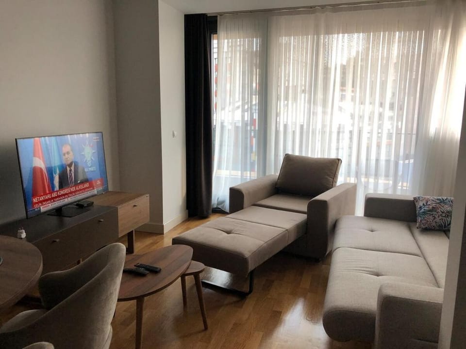 TV and multimedia, Living room, Evening entertainment