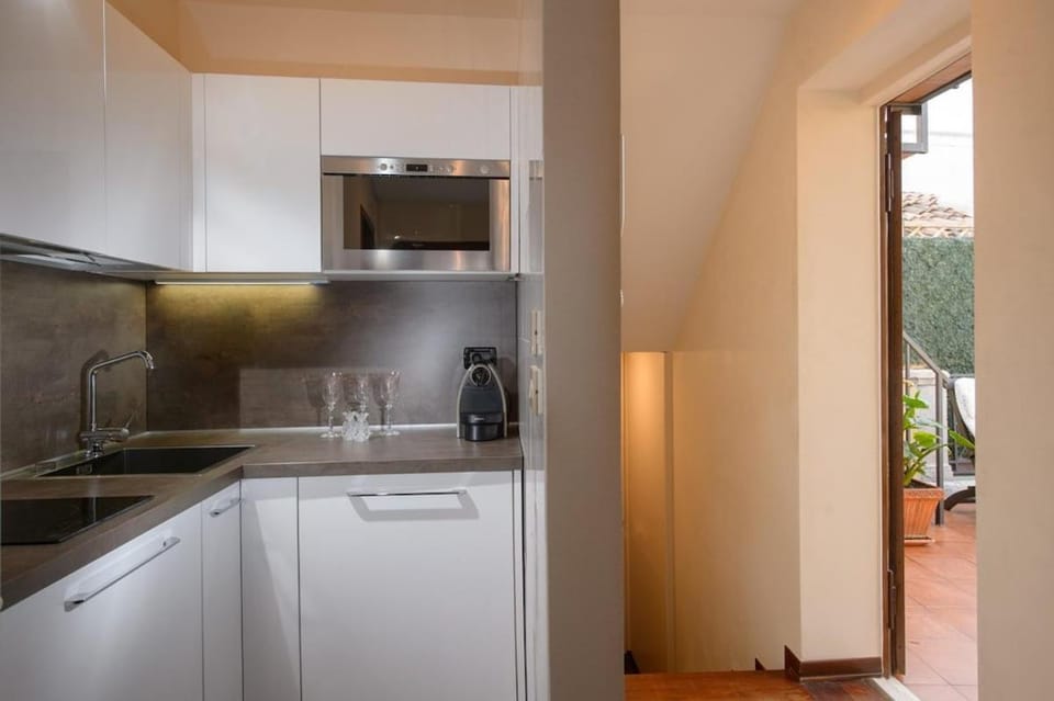 Kitchen or kitchenette, dishwasher, minibar, oven, stove