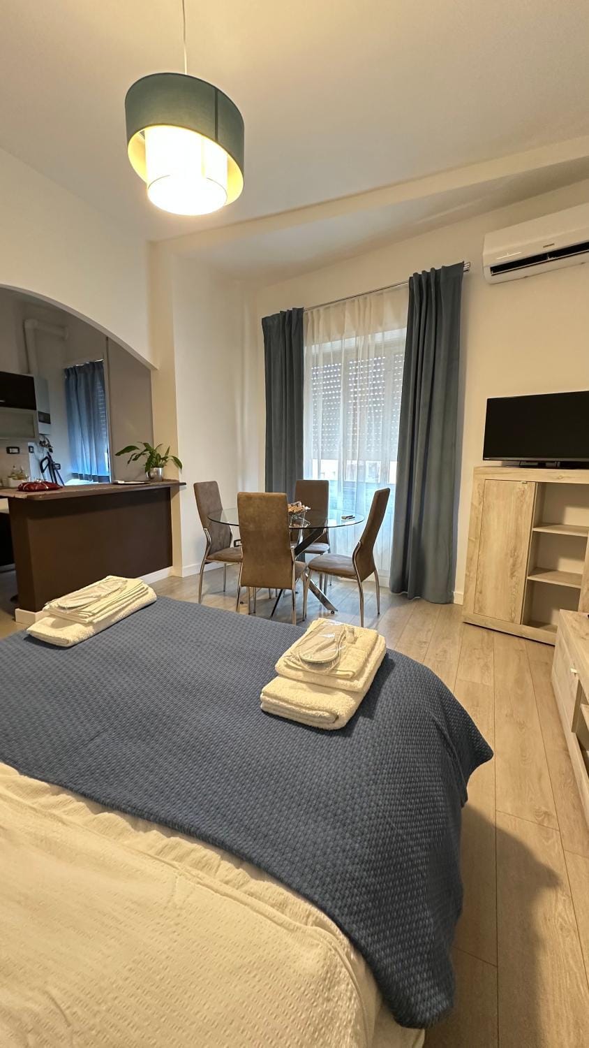 Bed, TV and multimedia, Living room, Photo of the whole room, Seating area, Bedroom, towels