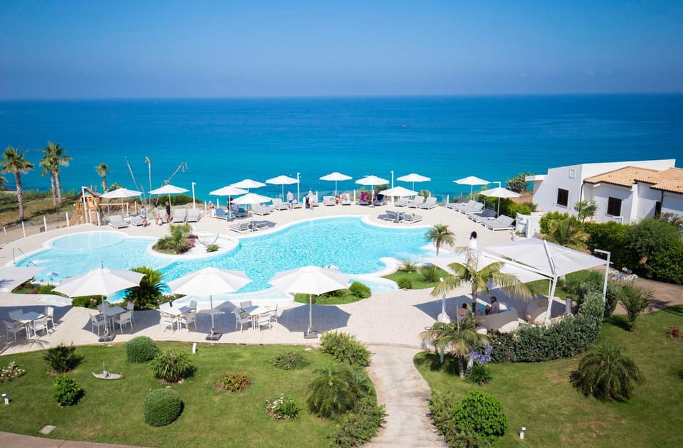 Sea view, Swimming pool, sunbed