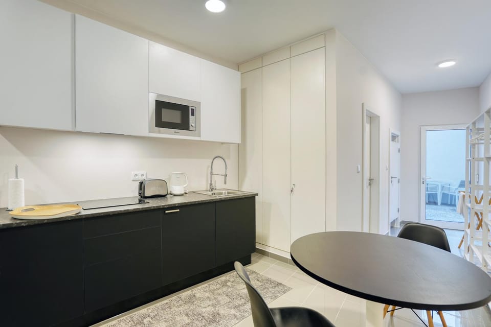 Kitchen or kitchenette, Dining area, stove