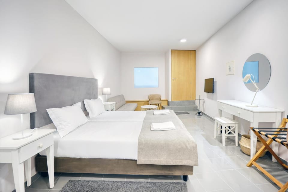 Communal lounge/ TV room, Bed, Living room, Photo of the whole room, Bedroom