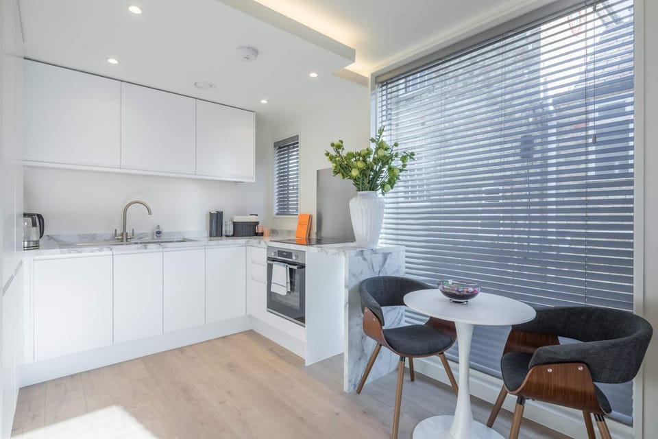 Fabulous central apt with balcony and parking Apartment in Cambridge