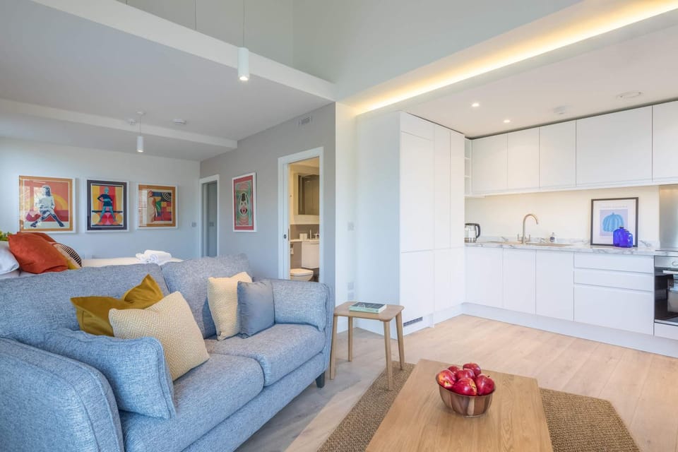 Luxury Central Apt Riverside Views and Parking Apartment in Cambridge