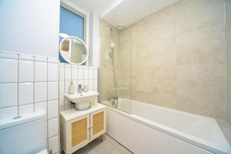 Modern 2-Bed NW London Near Camden - Great Location & Transport Apartment in London Borough of Camden