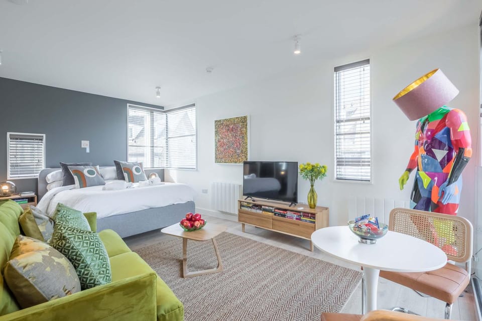 Superb Central Apt River Views and Parking Apartment in Cambridge
