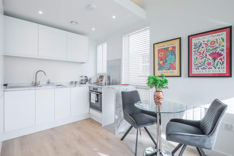 Stunning Central Apt with Balcony and Parking Apartment in Cambridge
