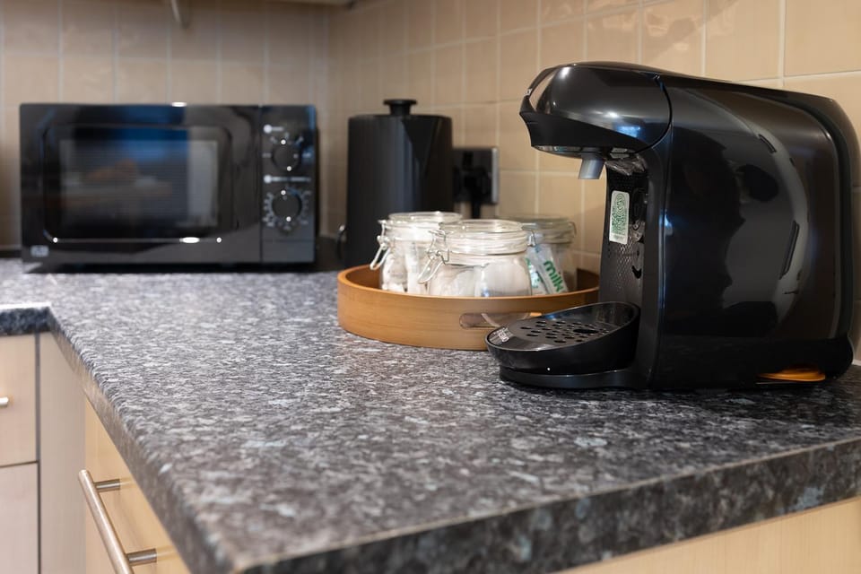 Coffee/tea facilities, Kitchen or kitchenette, Communal kitchen, microwave, washing machine, washing machine, washing machine, kitchen, kitchen