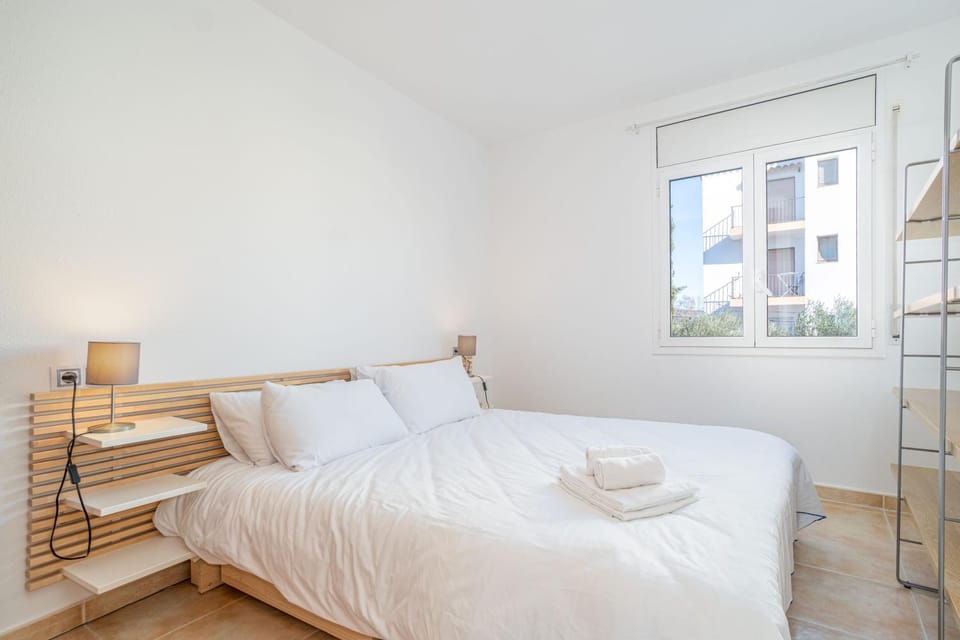 Bed, Bedroom, towels