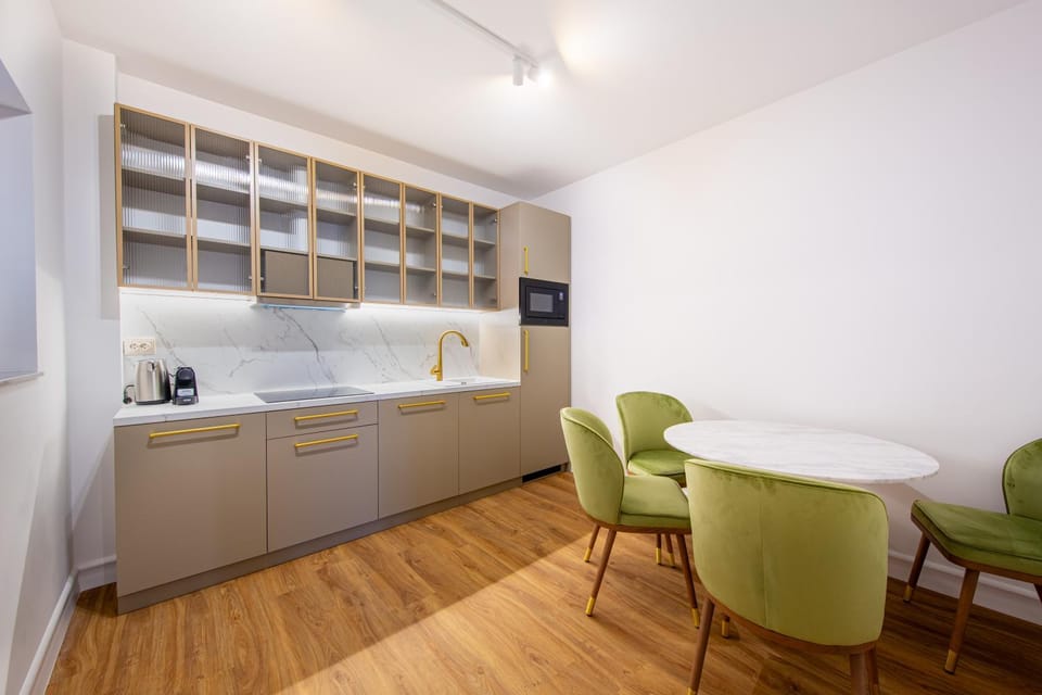 Kitchen or kitchenette, Dining area, stove