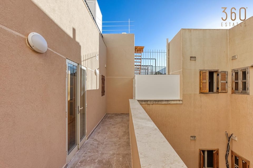 Property building, Day, View (from property/room), Balcony/Terrace