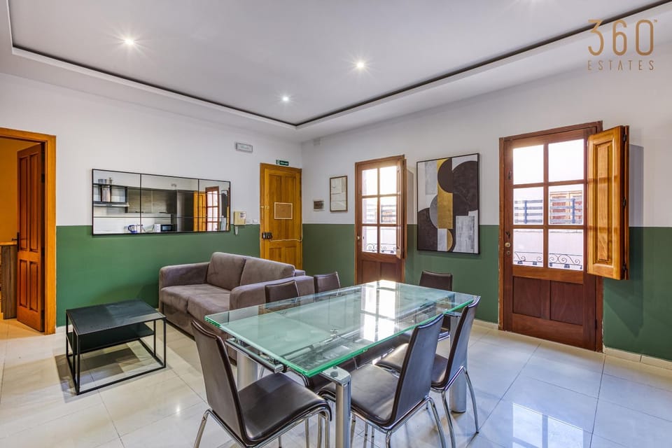 Kitchen or kitchenette, Living room, Seating area, Dining area