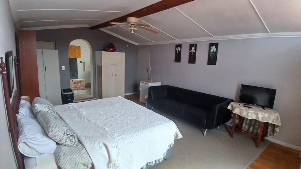 Bed, TV and multimedia, Bedroom, wardrobe