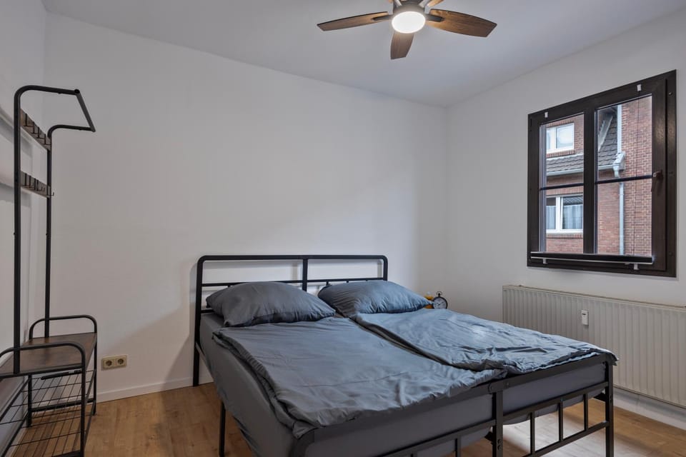 Deine Bude - 4 Doppelzimmer, 2 Bäder, Küche Apartment in Cologne